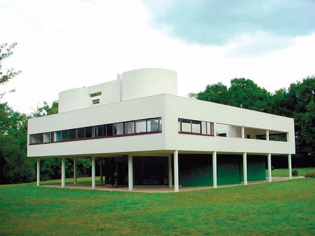 건축가 르코르뷔지에는 패러다임의 전환을 통해 가로로 긴 ‘빌라 사부아’를 지어 현대건축의 새로운 지평을 열었다.