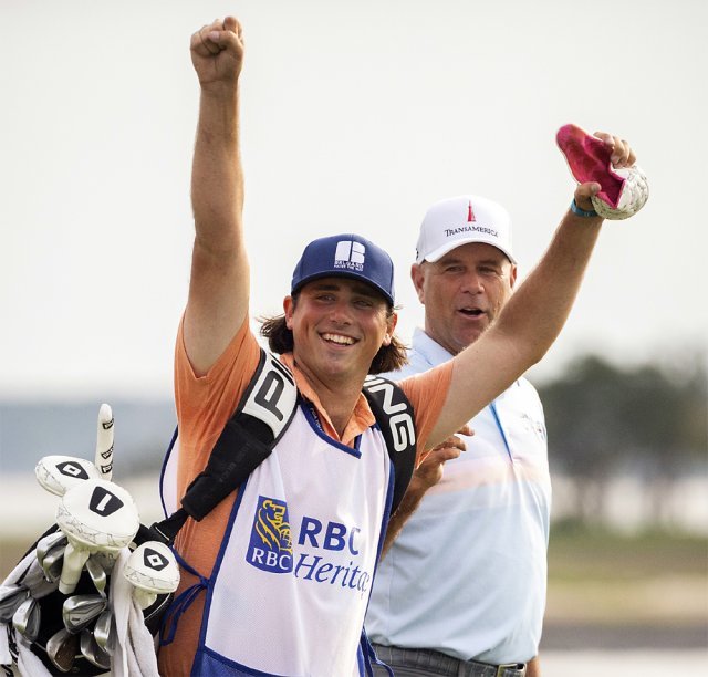 ‘노장’ 스튜어트 싱크(오른쪽)와 그의 캐디백을 멘 아들 레이건이 19일 미국프로골프(PGA)투어 RBC 헤리티지 최종 라운드 18번홀에서 우승을 예감한 듯 갤러리를 향해 미소 짓고 있다. 힐턴헤드=AP 뉴시스