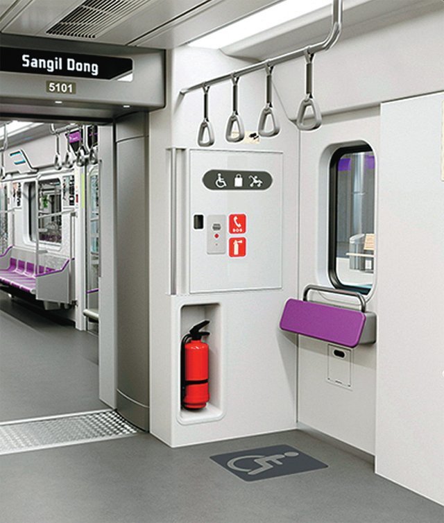 서울교통공사가 지하철 5호선에 투입하는 전동차 내부 모습. 휠체어 탑승자의 공간을 충분히 확보하는 등의 설계를 통해 ‘배리어 프리(BF)’ 인증을 받았다. 서울교통공사 제공
