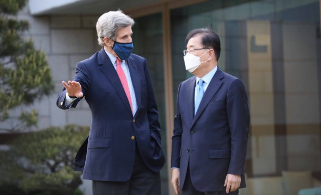 정의용 외교부 장관(오른쪽)과 존 케리 미국 대통령 기후변화특사가 서울 용산구 한남동 외교장관 공관에서 대화하고 있다. 외교부 제공
