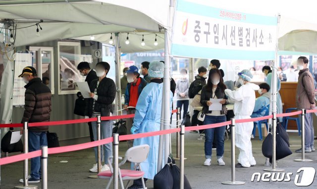 19일 오전 서울 중구 서울역 광장에 마련된 중구 임시선별진료소에서 시민들이 검체 검사를 받기 위해 줄 서서 대기하고 있다. 2021.4.19 © News1