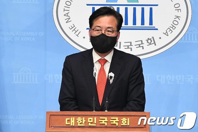 송언석  의원이 14일 서울 여의도 국회 소통관에서 탈당 기자회견을 하고 있다. 2021.4.14/뉴스1 © News1