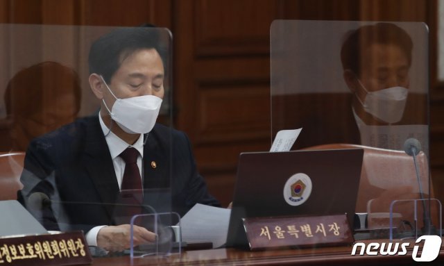 오세훈 서울시장이 20일 서울 종로구 정부서울청사에서 열린 국무회의에 참석해 자료를 보고 있다. 2021.4.20 © News1
