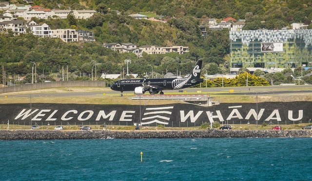 격리와 검역이 면재된 여행 첫날인 19일 호주에서 첫 번째 승객을 태운 항공기가 뉴질랜드 웰링턴 공항에 착륙했다. AP=뉴시스