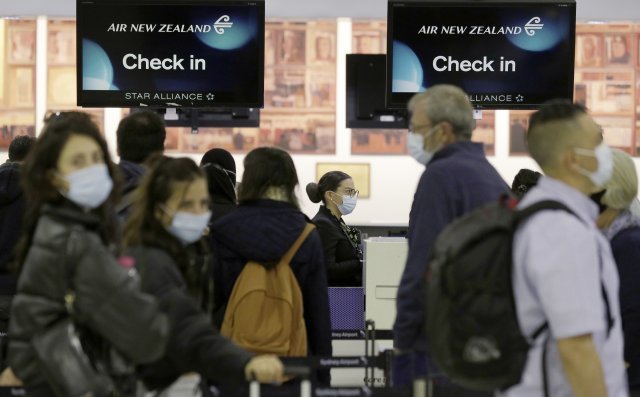 19일 승객들이 뉴질랜드로 가기 위해 호주 시드니 공항에서 출국 수속을 밟고 있다. AP=뉴시스