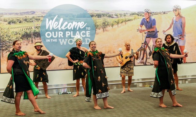 뉴질랜드 원주민 공연단들이 19 일 뉴질랜드 크라이스트 처치 공항 도착한 여행객들을 환영하는 퍼포먼스를 선보이고 있다.  신화=뉴시스