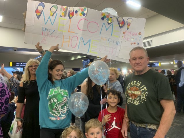 19일 뉴질랜드 웰링턴 공항에서 한 가족이 임신 한 딸의 도착을 기다리고 있다. AP=뉴시스