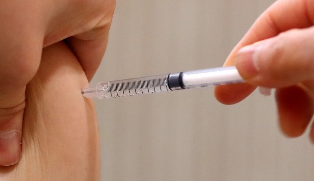 아스트라제네카 백신을 접종하고 있는 모습. 뉴스1 자료사진