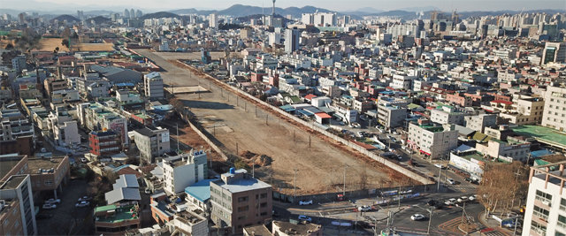 대구 남구에 있는 3차 순환도로 미개통 구간. 지난해 동편 활주로 반환에 이어 완전 개통을 위한 필수 조건인 서편 활주로 반환 성사 여부가 관심이다. 대구 남구 제공