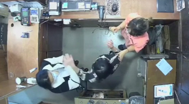9일 주한 벨기에대사 부인(왼쪽)이 서울 용산구의 한 옷가게에서 직원을 폭행하고 있다. CCTV 영상 캡처