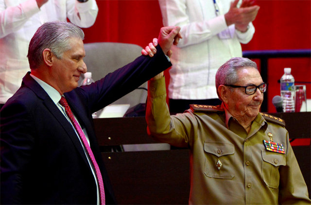 쿠바 권력 세대교체



19일 쿠바 수도 아바나 공산당 대회에서 총서기직으로 선출된 미겔 디아스카넬 대통령(왼쪽)과 전임자인 라울 카스트로 전 총서기가 손을 붙잡고 들어올린 채 의원들의 박수를 받고 있다. 2018년 국가평의회 의장에 이어 당수 자리까지 디아스카넬이 맡게 되면서 62년의 ‘카스트로 형제 통치 시대’가 막을 내렸다. 아바나=AP 뉴시스