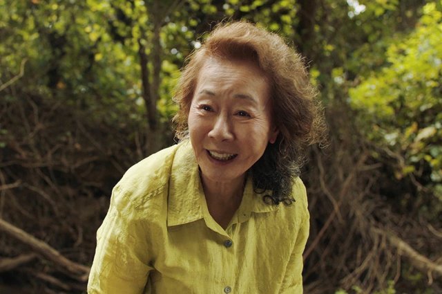 영화 ‘미나리’에서 한국 할머니 순자 역을 연기한 윤여정, ‘미나리’의 한 장면. 판씨네마㈜ 제공