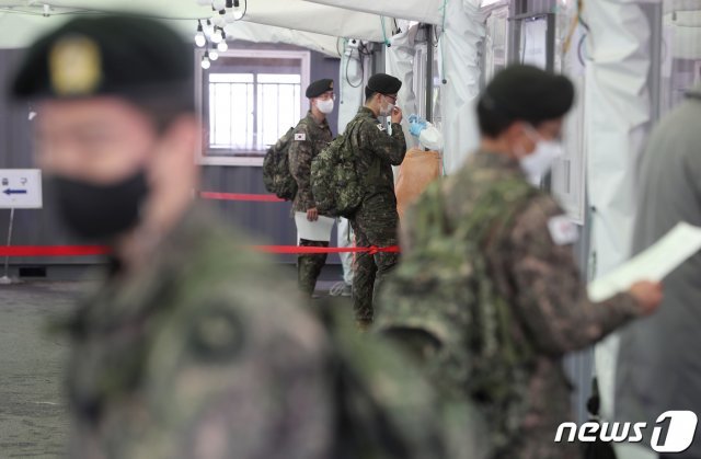 서울역 임시선별진료소에서 군 장병들이 코로나19 검사를 받고 있다. 2021.3.30/뉴스1 © News1