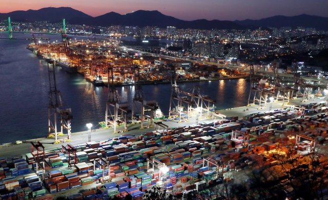 수출입 컨테이너의 야간 선적작업이 진행 중인 부산항 신선대 부두. 부산=박경모 기자 momo@donga.com