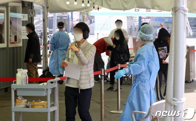20일 오후 서울 중구 서울역 광장에 마련된 임시 선별검사소에서 시민들이 코로나19 검사를 받고 있다. 2021.4.20/뉴스1 © News1