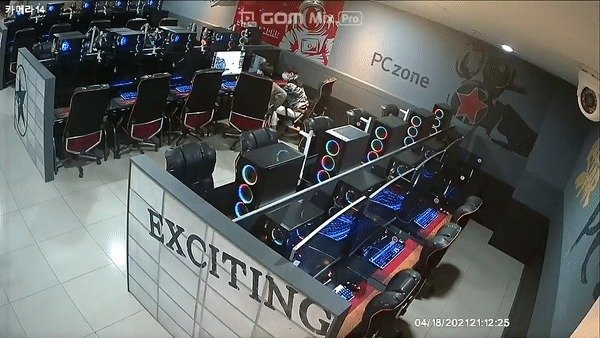 두 남성은 가장 구석진 자리 앉아 컴퓨터 본체를 분리한 뒤 캐리어에 담아 사라졌다. (PC방 제공)© 뉴스1