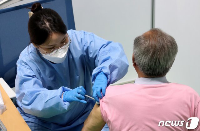 20일 오후 대전 중구 한밭체육관에 마련된 중구예방접종센터에서 75세 이상 어르신들이 백신을 접종받고 있다. 2021.4.20/뉴스1 © News1