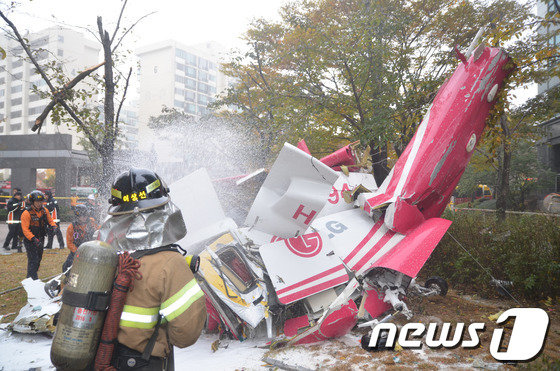 2013년 11월16일 오전 서울 삼성동 아이파크아파트에 민간헬기가 충돌해 추락하는 사고가 발생해 소방대원들이 구조작업을 펼치고 있다. (강남소방서 제공) 2013.11.16