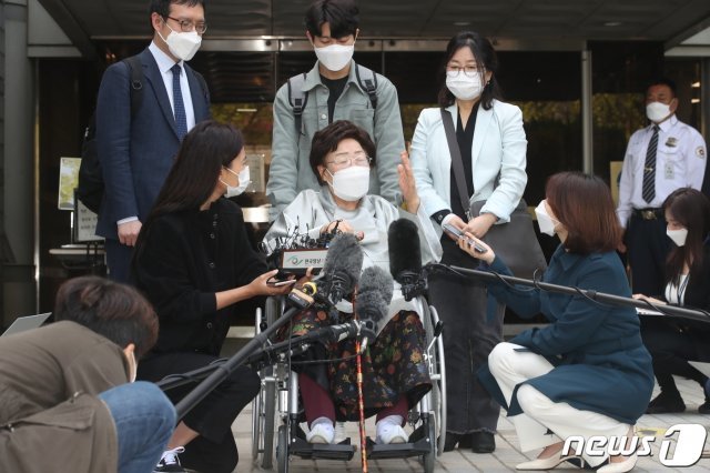 일본군 위안부 피해자 이용수 할머니(가운데 휠체어)가 21일 오전 서울중앙지방법원 앞에서 기자회견을 하고 있다.2021.4.21 © News1
