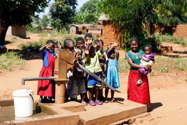 아프리카 말라위 지역에 설치된 ‘희망의 우물’ 앞에서 기뻐하는 사람들.