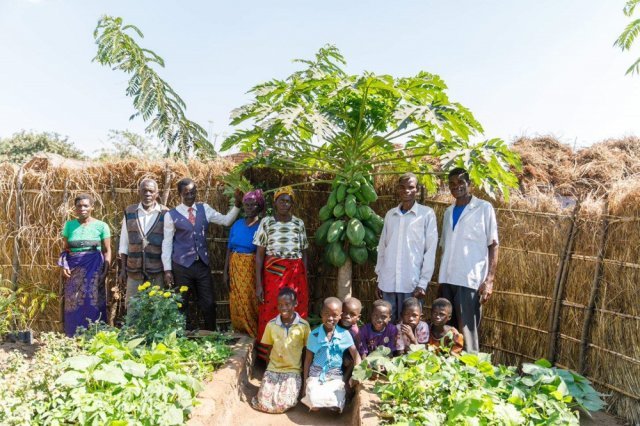 가족 자립농업 확대 프로그램’에 참여한 아프리카 말라위 가족 구성원의 모습.
