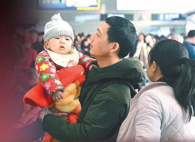 중국 베이징의 한 기차역에서 한 부부가 어린아이와 함께 있다. 중국은 2016년부터 두 자녀를 허용하는 정책을 시행하고 있지만 출산율은 계속 감소하고 있다. 자녀를 한 명만 낳다보니 고가의 아동용품 시장이 성장하고 있다. 사진 출처 바이두