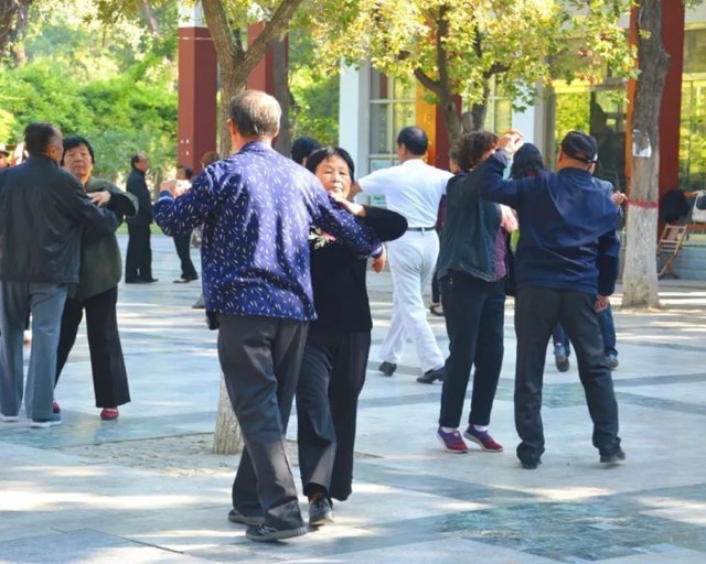 중국 베이징의 한 공원에서 노인들이 전통 음악에 맞춰 춤을 추고 있다. 중국의 노인 인구는 갈수록 증가하고 있다. 사진 출처 바이두