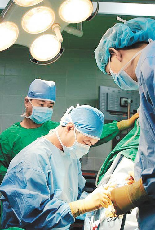 경희대병원 뇌신경센터 의료진이 뇌혈관질환 수술을 진행하고 있다. 경희대병원 제공