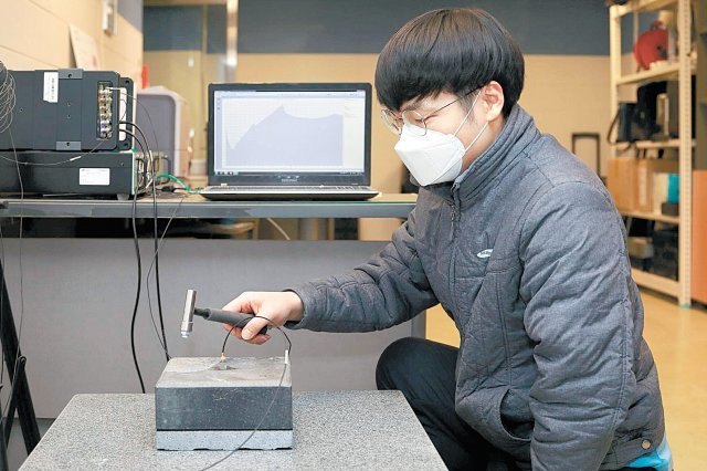 삼성물산 층간소음연구소의 한 연구원이 실험을 진행하고 있다.