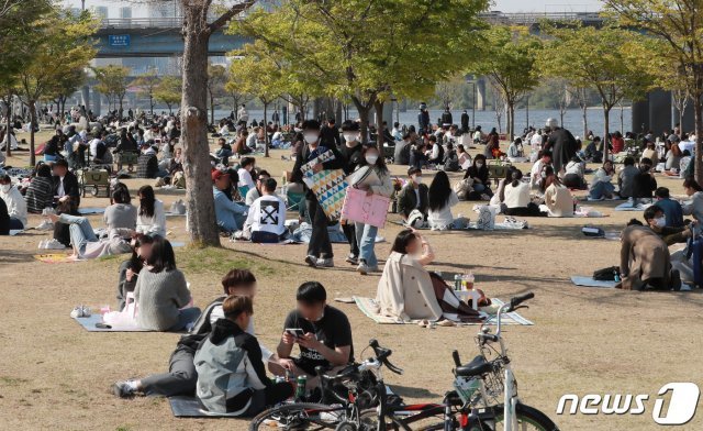 지난 18일 오후 서울 여의도 한강공원이 나들이를 나온 시민들로 북적이고 있다. 2021.4.18/뉴스1 © News1