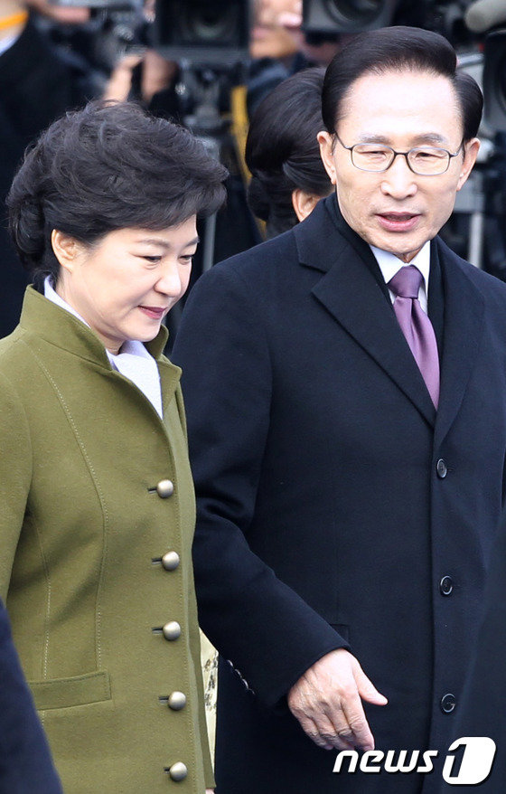 2013년 3월 25일 당시 박근혜 대통령이 취임식을 마친 뒤 이명박 전임 대통령과 이야기를 나누고 있다. © News1