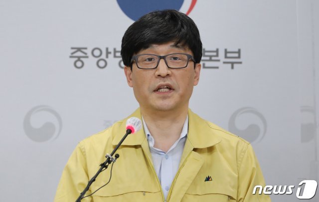 배경택 코로나19 예방접종대응추진단 상활총괄반장이 22일 충북 청주시 질병관리청 브리핑실에서 코로나19 발생현황 및 예방접종 추진 경과 등을 설명하고 있다. 2021.4.22/뉴스1 © News1