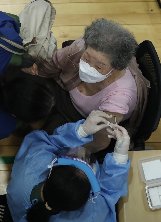 서울 노원구 구민체육센터에 설치된 코로나19 예방접종센터에서 어르신들이 2차 백신을 맞고 있다.