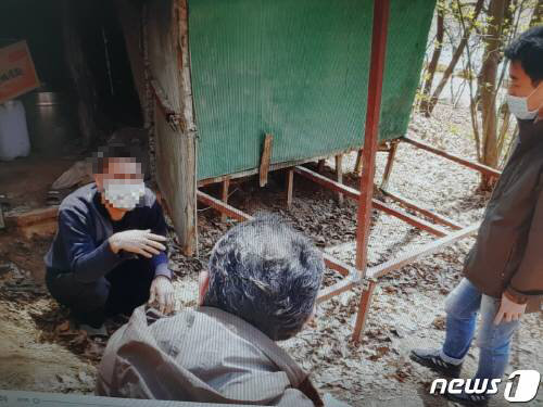 대전 서구 장태산 중턱에 움막을 짓고 생활하던 A 씨가 형사들에게 사연을 털어놓고 있다. (대전 서부경찰서 제공) ⓒ 뉴스1