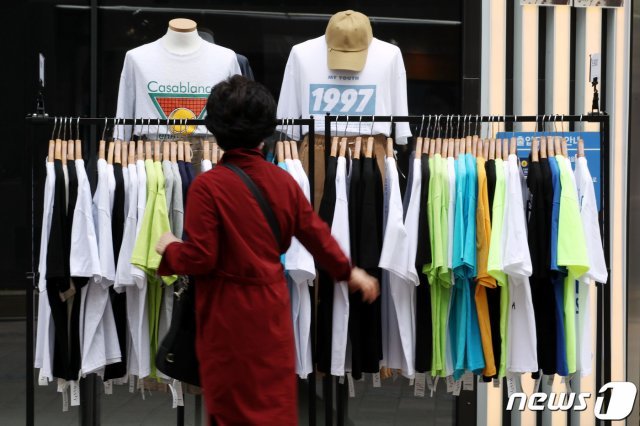 전국 대부분 지역이 25도 이상으로 오르며 초여름 날씨를 보인 22일 오후 서울 중구 명동에서 한 시민이 여름옷을 살펴보고 있다. 2021.4.22/뉴스1 © News1