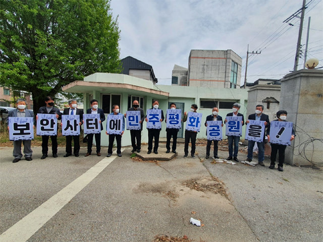 강원 춘천 지역 각계 인사들은 22일 춘천의 옛 보안사 정문 앞에서 보안사 터에 민주평화공원 조성을 제안하는 성명서를 발표했다. 강원민주재단 제공