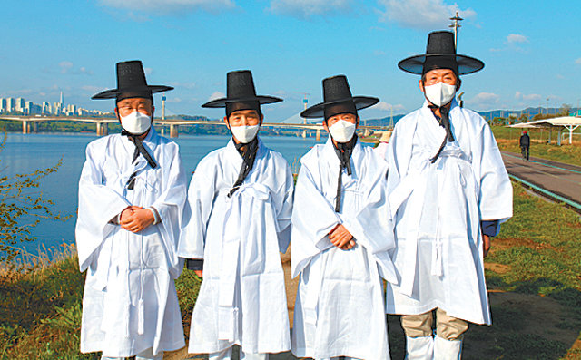 경기 남양주시에서 퇴계의 귀향길을 걸은 안병걸 안동대 명예교수, 이광형 KAIST 총장, 김병일 도산서원 원장, 이한방 영남퇴계학연구원 사무국장(왼쪽부터). 도산서원 제공