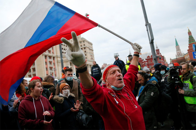 러시아 전역서 “나발니를 석방하라” 21일 러시아 야권 운동가 알렉세이 나발니의 석방을 요구하는 집회가 러시아 전역에서 열린 가운데 수도 모스크바의 나발니 지지자가 러시아 국기를 흔들고 있다. 이날 당국이 러시아 전역에서 1000명 이상의 시위대를 체포했다는 보도도 나오고 있다. 모스크바=AP 뉴시스