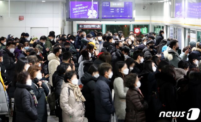 김포골드라인 열차를 기다리는 승객들의 모습. 2021.1.5/뉴스1 © News1