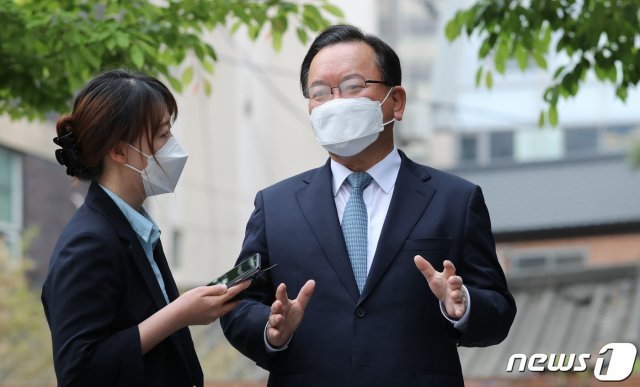 김부겸 국무총리 후보자가 23일 오전 서울 종로구 통의동 금융감독원 연수원에 마련된 인사청문회준비 사무실로 출근하며 취재진의 질문에 답하고 있다.2021.4.23/뉴스1 © News1