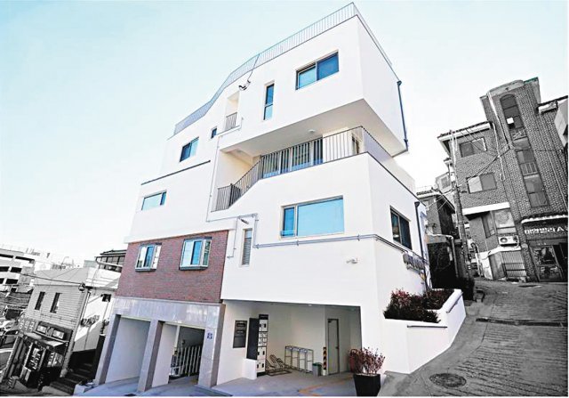 서울시, 빈집터 활용한 임대주택 올해 300채 공급
서울시와 서울주택도시공사(SH)가 낡은 빈집(왼쪽)을 매입해 지난해 임대주택(사진)으로 탈바꿈시켰다. 서울시 제공
