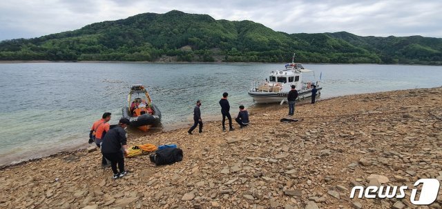 23일 오전 충북 청주시 문의면 문의대교 인근 대청호에서 추락한 산불진화헬기 인양을 위한 준비 작업이 이뤄지고 있다.2021.4.23/© 뉴스1