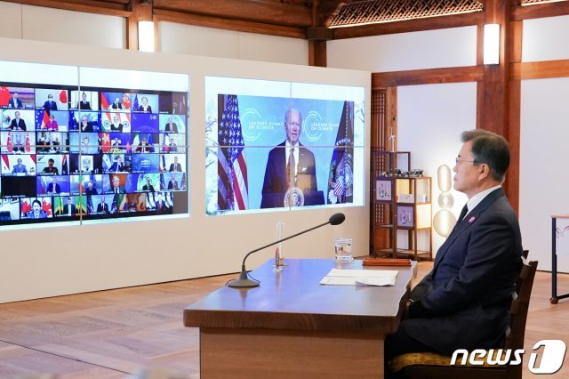 문재인 대통령이 22일 오후 화상으로 열린 조 바이든 미국 대통령 주재 기후 정상회의에 참석헸다. 2021.4.22/뉴스1 © News1