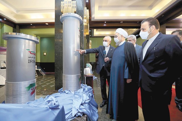 하산 로하니 이란 대통령(오른쪽)아 ‘이란 핵 기술의 날’ 인 10일 수도 테헤란에서 열린 핵 성과 전시회에 참여해 나탄즈 핵시설에서 시범 가동할 개량형 원심분리기를 살펴보고 있다. 이란 대통령실