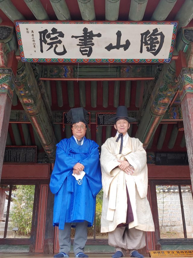 퇴계 선생 위패에 알묘하는 본보 전승훈 기자(왼쪽)와 김병일 도산서원 원장