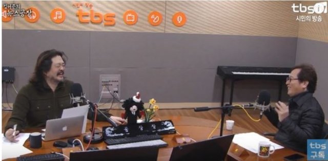 TBS 교통방송 ‘김어준의 뉴스공장’에서 이야기를 주고 받고 있는 김어준씨와 황교익씨. (유튜브 갈무리) © 뉴스1