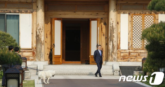 문재인 대통령이 청와대 관저에서 나오는 모습. 2018.4.27/뉴스1 © News1