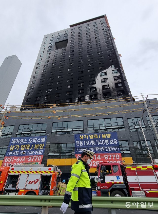 24일 경기 남양주의 한 오피스텔 신축 공사장에서 화재가 발생했다. 이 화재로 1명이 사망하고 18명이 부상을 입은것으로 전해졌다. 김재명 기자 base@donga.com