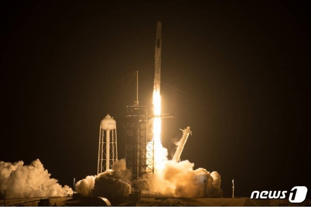 스페이스X 엔데버호가 23일(현지시간) 플로리다 나사 케네디 우주센터에서 발사되는 모습. 미 항공우주국(NASA) 홈페이지 갈무리.