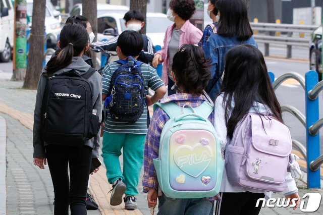 서울 한 초등학교에서 학생들이 등교하고 있다2021.4.22/뉴스1 © News1